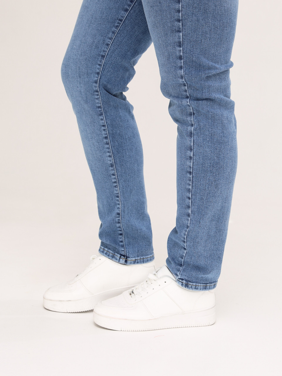 Джинсы женские светло-синие МОМ стрейчевые со средней посадкой  1001-w