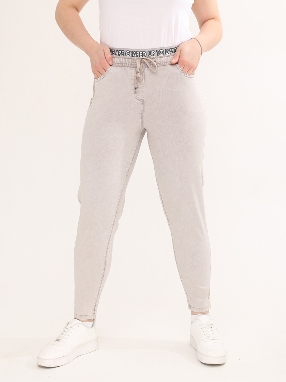 Джинсы женские бежевые МОМ летние с резинкой на поясе  7443