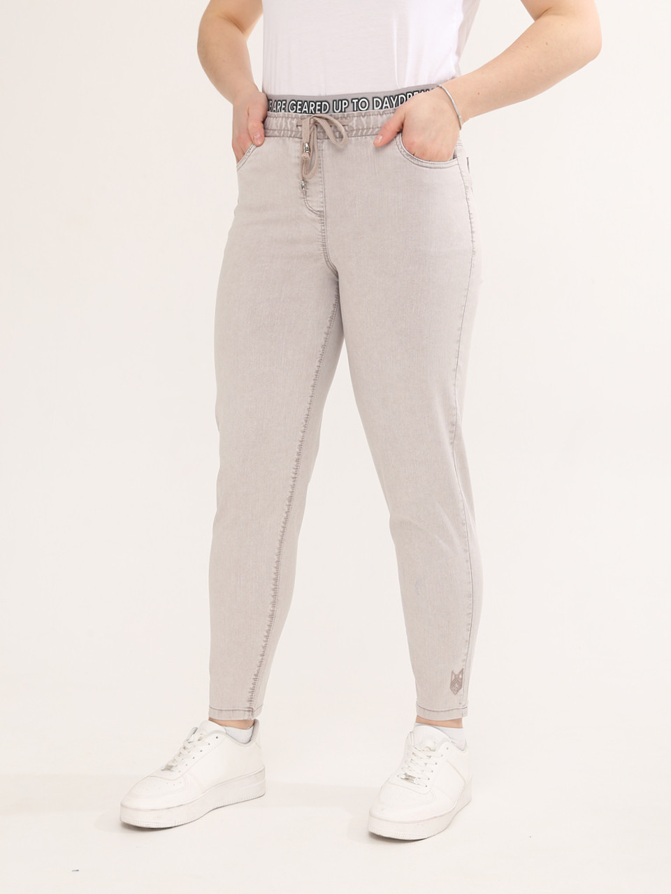 Джинсы женские бежевые МОМ летние с резинкой на поясе  7443