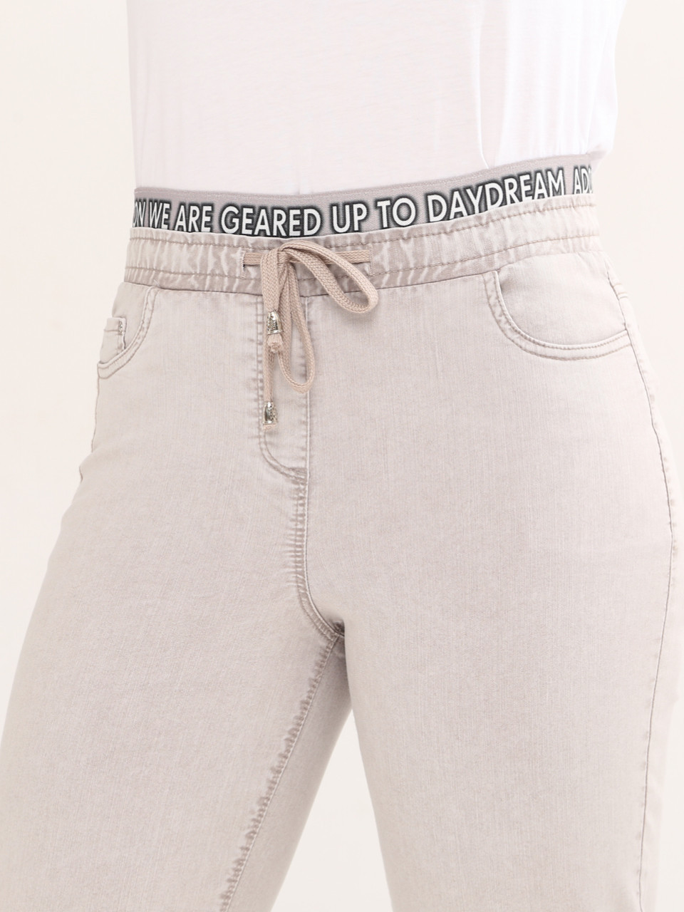 Джинсы женские бежевые МОМ летние с резинкой на поясе  7443