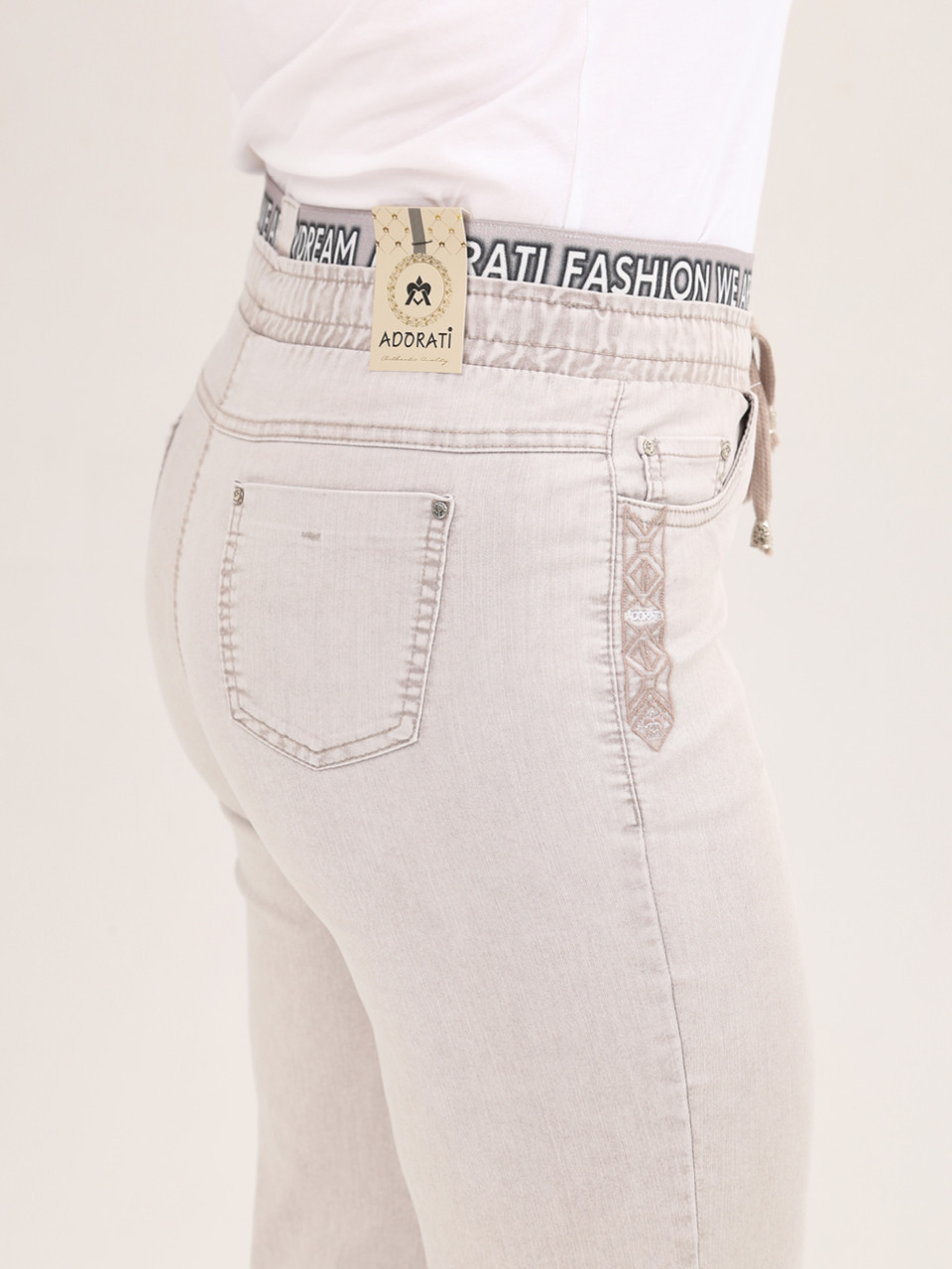 Джинсы женские бежевые МОМ летние с резинкой на поясе  7443