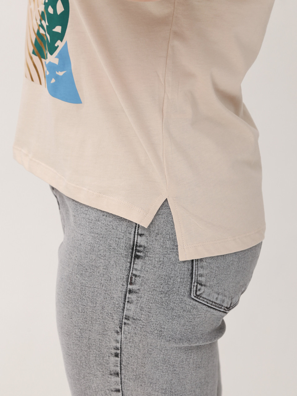 Футболка женская бежевая прямая с принтом  719028-1