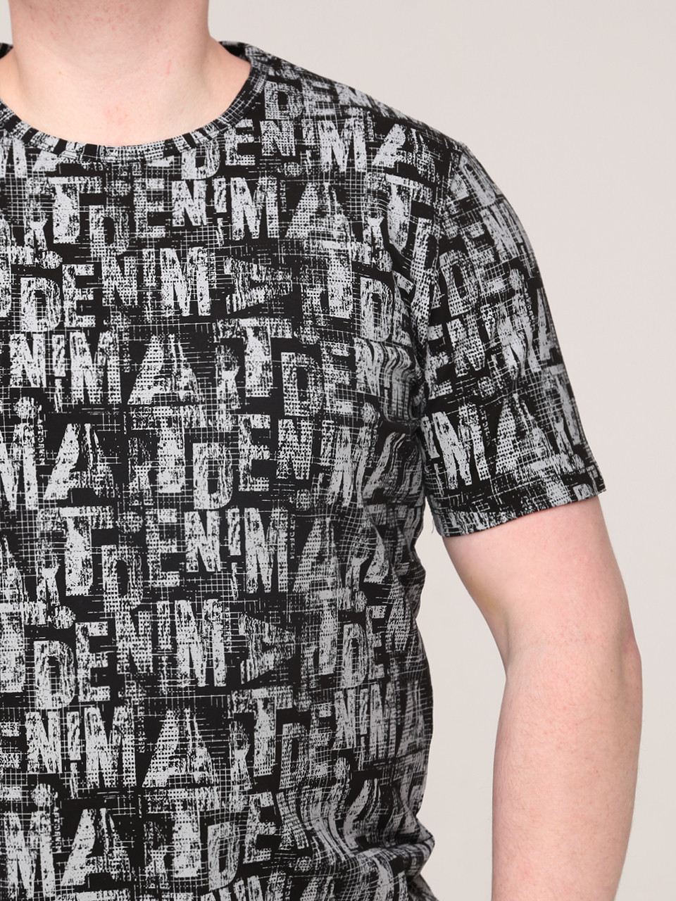 Футболка чоловіча чорна з написами пряма бавовна стрейч 7008-1