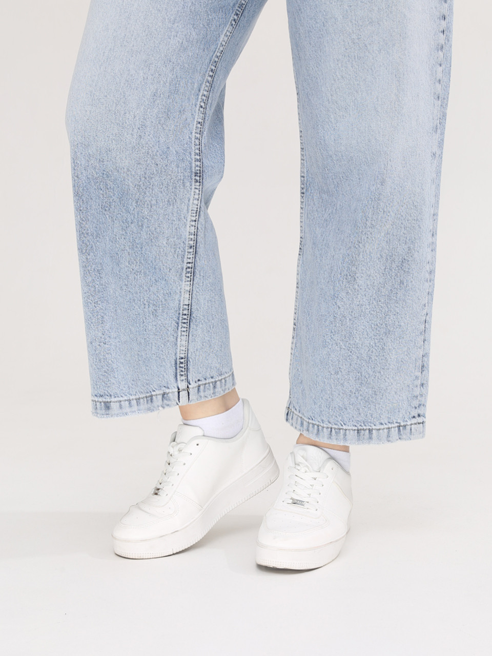 Джинсы женские светлые релакс фит укороченные 1447