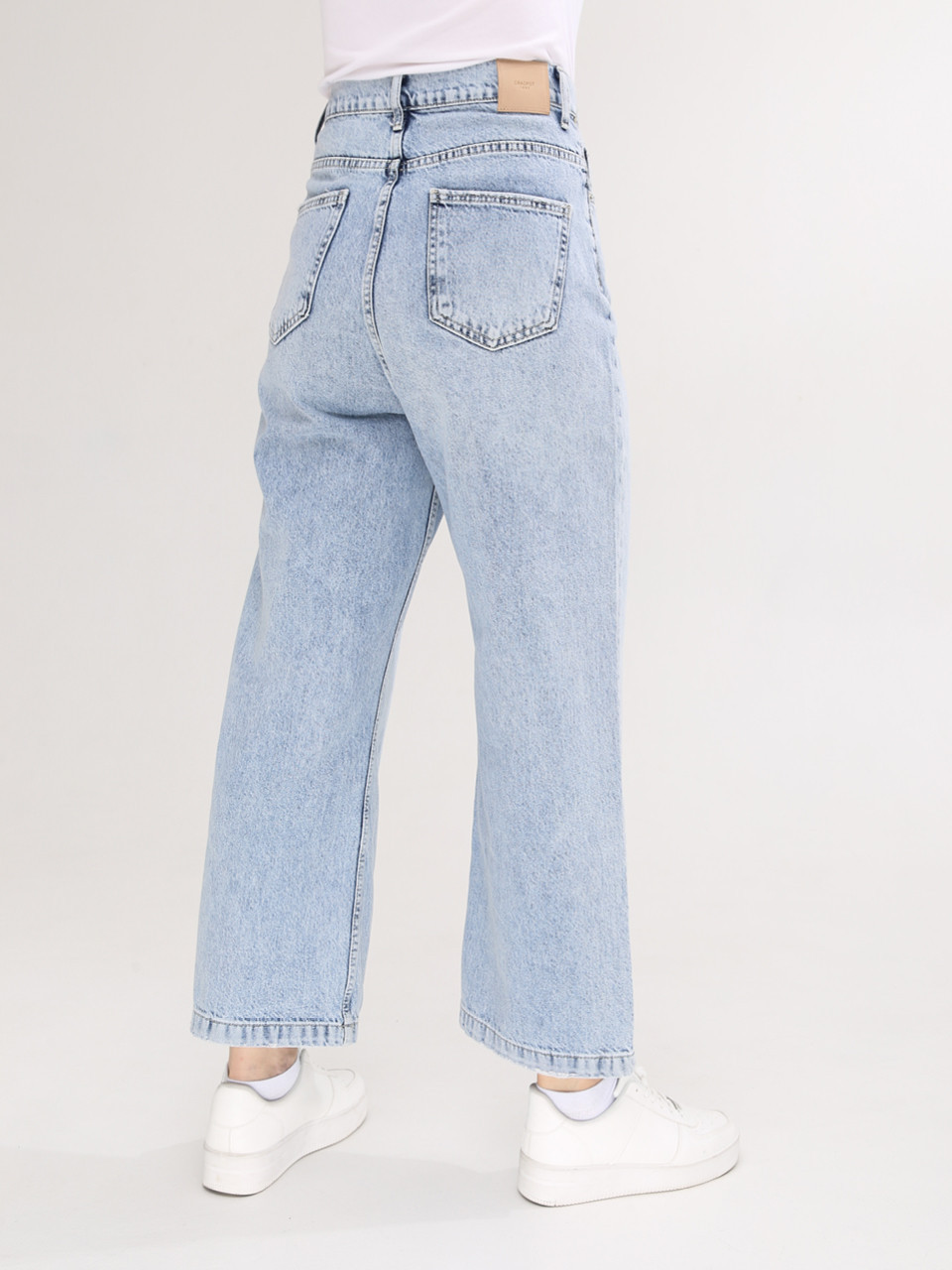 Джинсы женские светлые релакс фит укороченные 1447