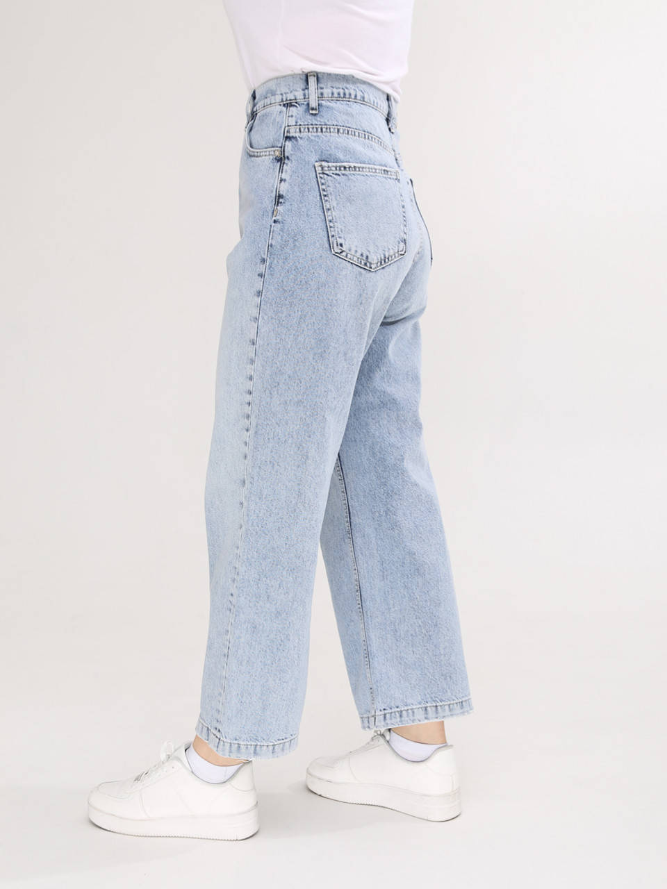 Джинсы женские светлые релакс фит укороченные 1447