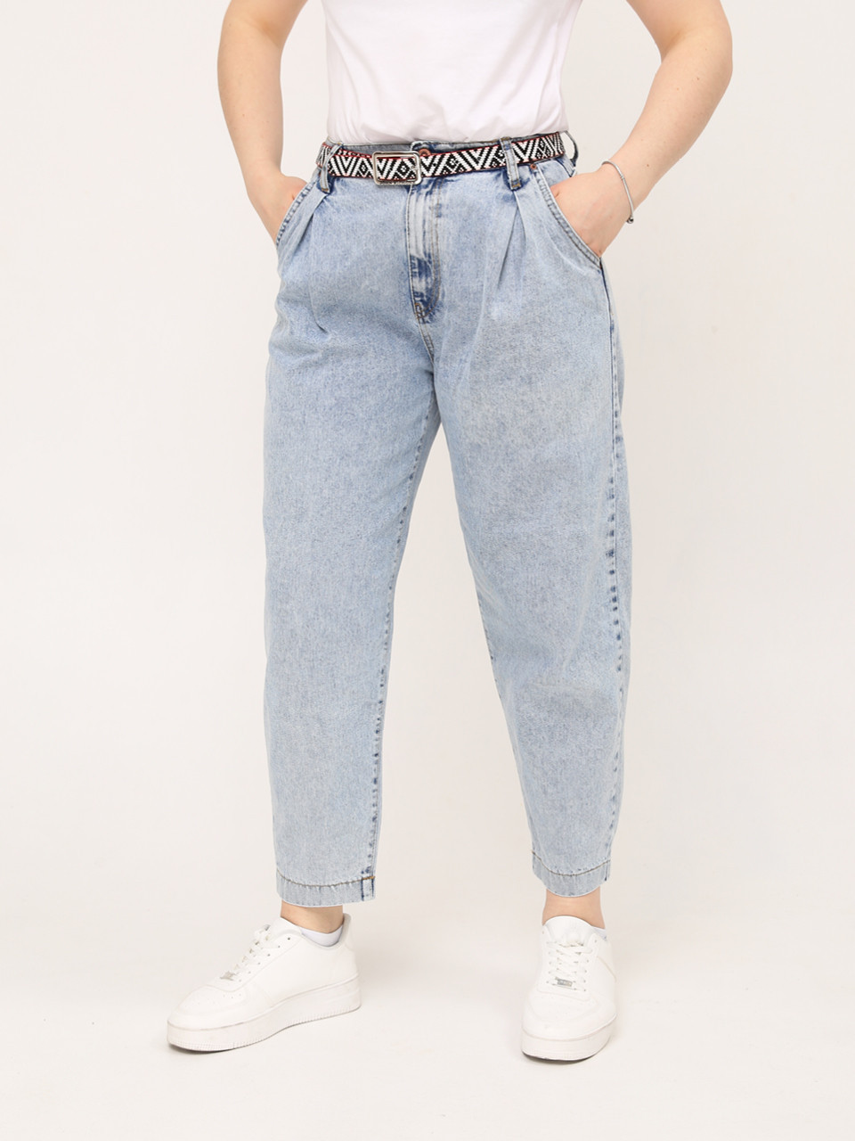 Джинсы бананы женские светло-голубые защипы  2442-755