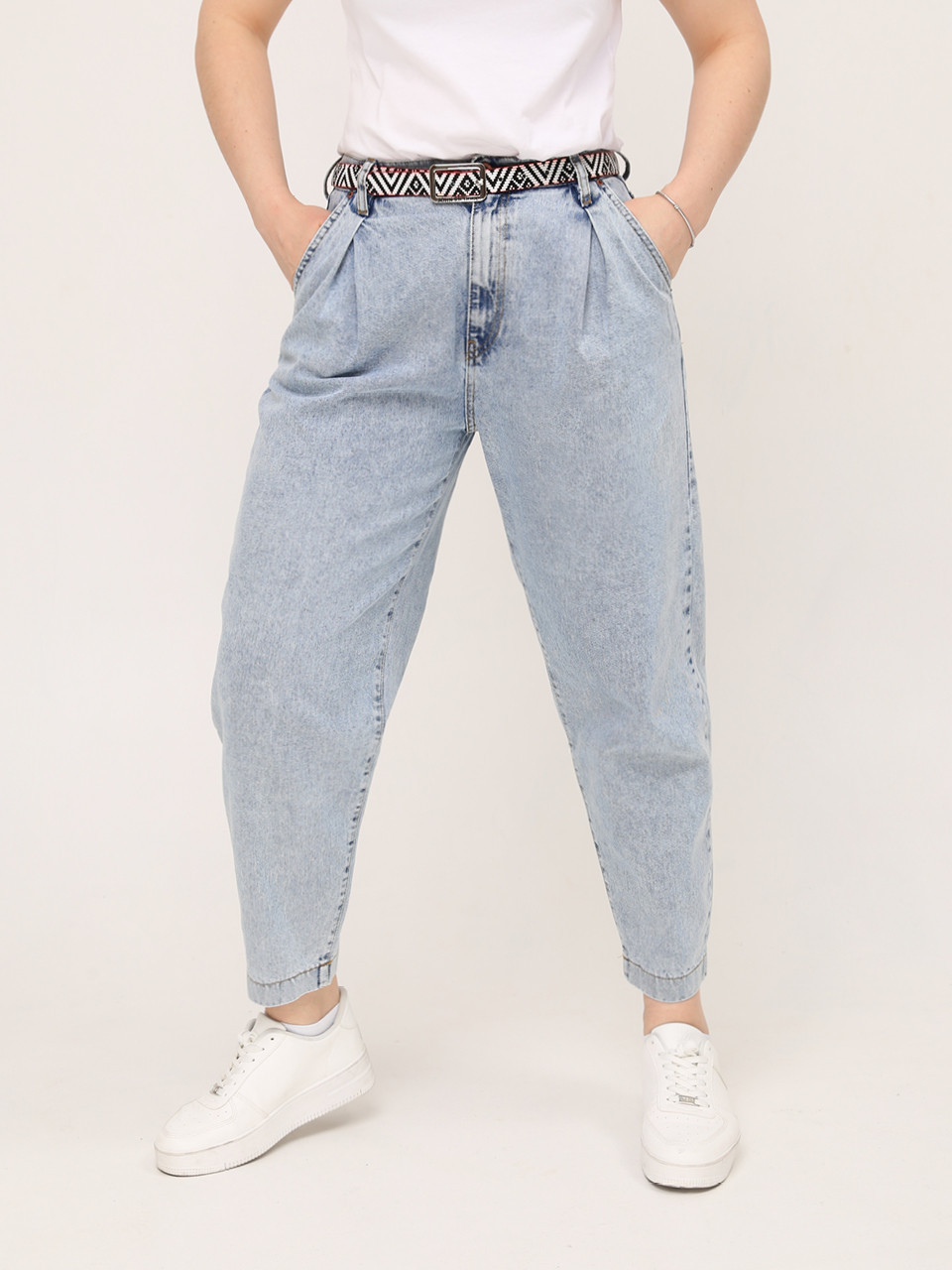 Джинсы бананы женские светло-голубые защипы  2442-755