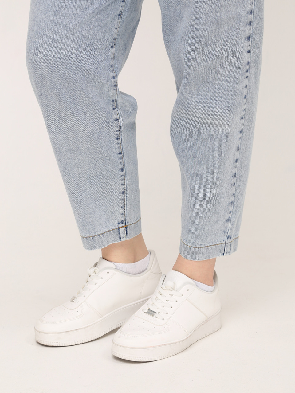 Джинсы бананы женские светло-голубые защипы  2442-755