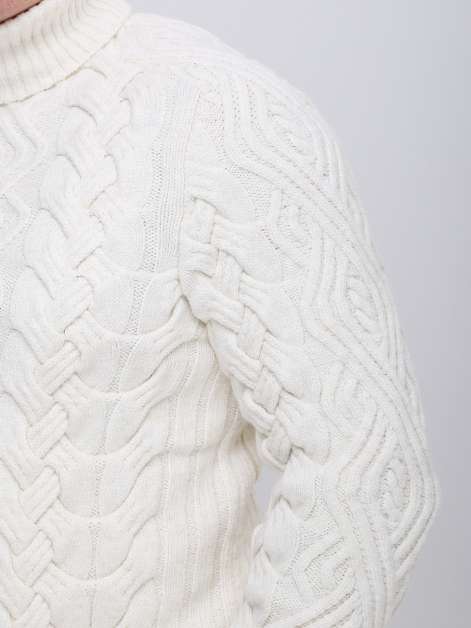 Светр чоловічий молочний теплий з горлом та косами 230-570-1