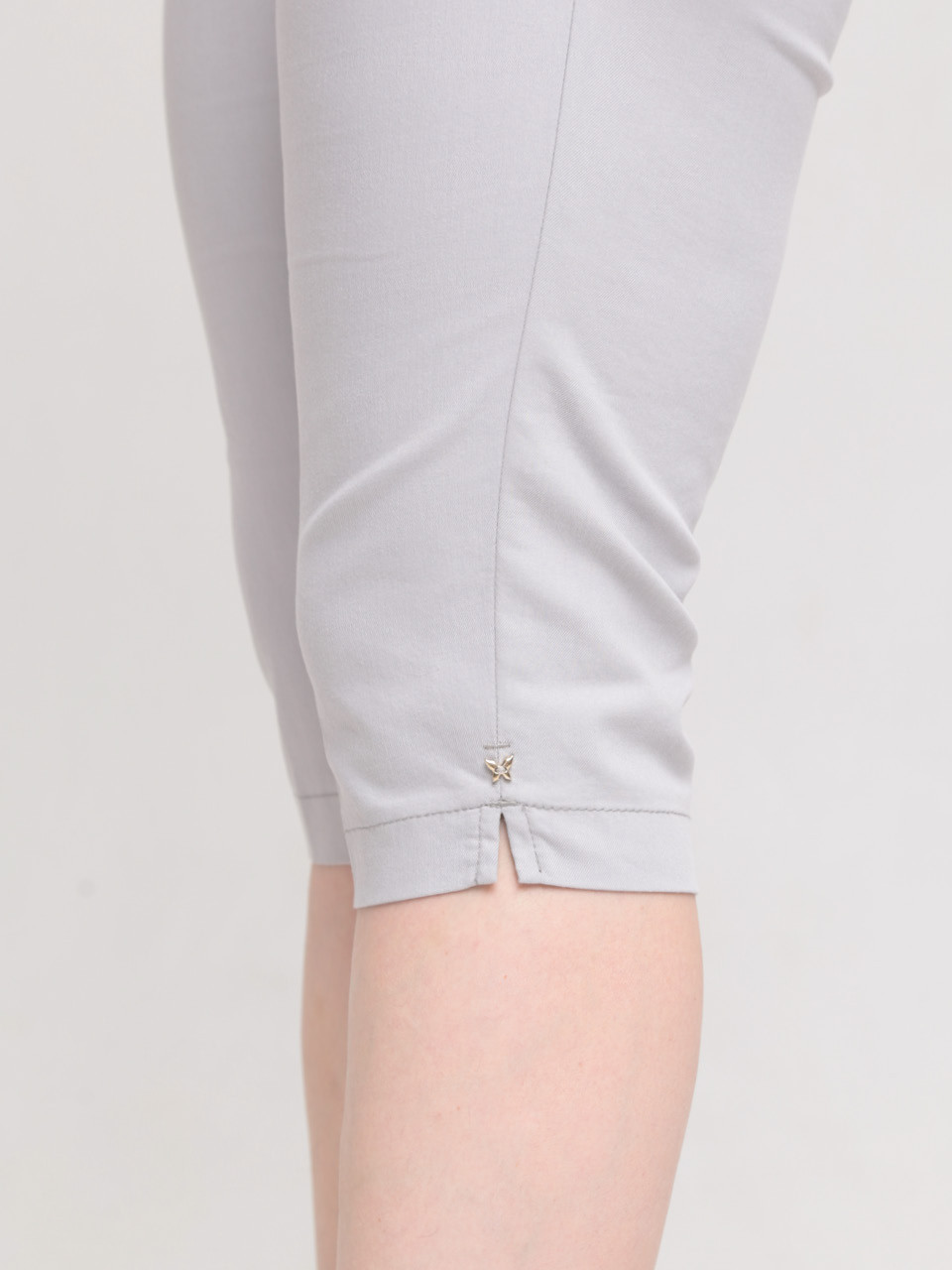 Жіночі шорти світло-сірі бавовняні зі стрейчем 2027-B-1