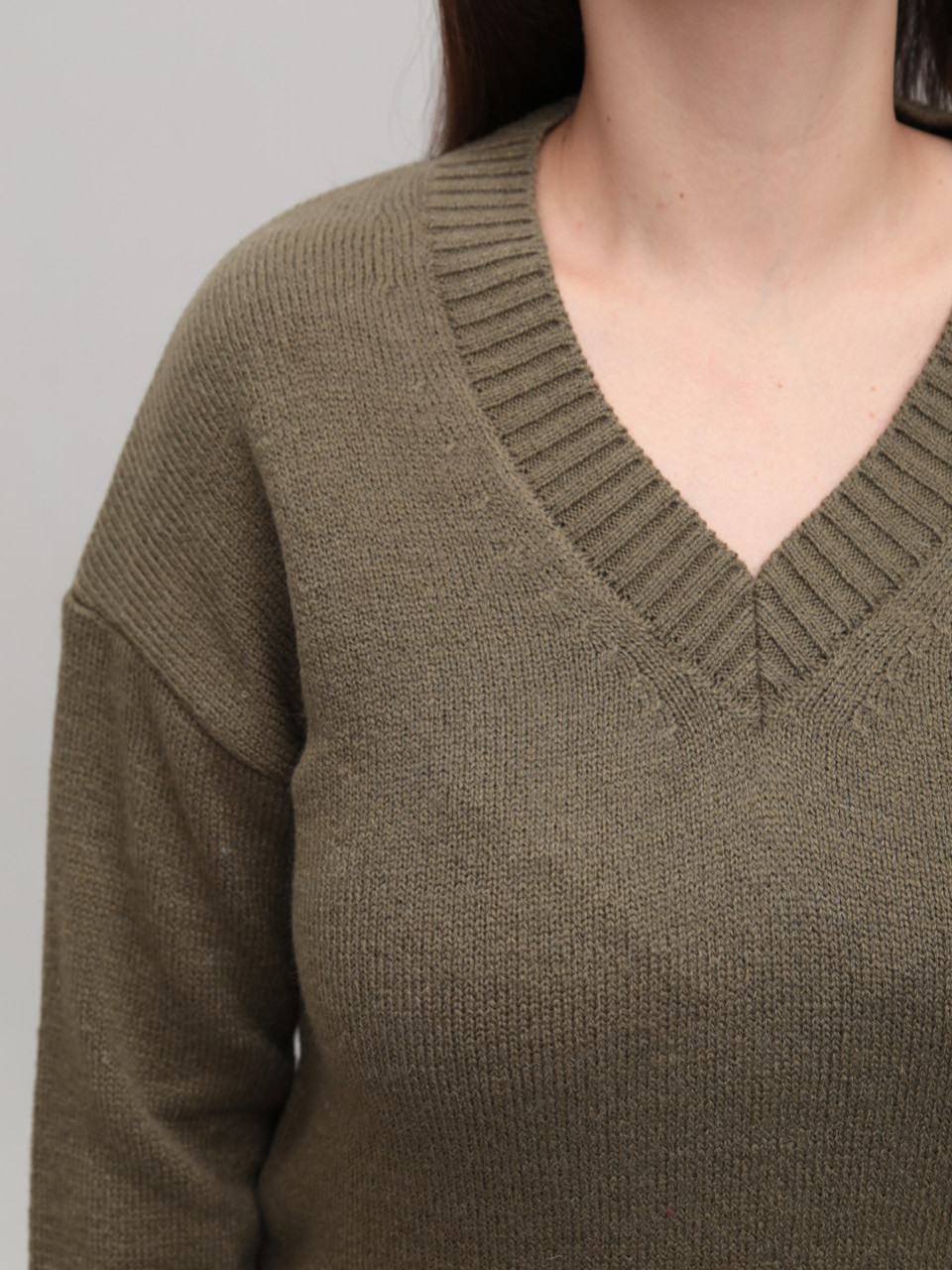 Свитер женский хаки теплый с V-образным вырезом 8553-8-Т-V