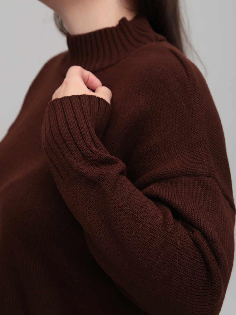Свитер женский коричневый свободный с горлом 8555-9-Т