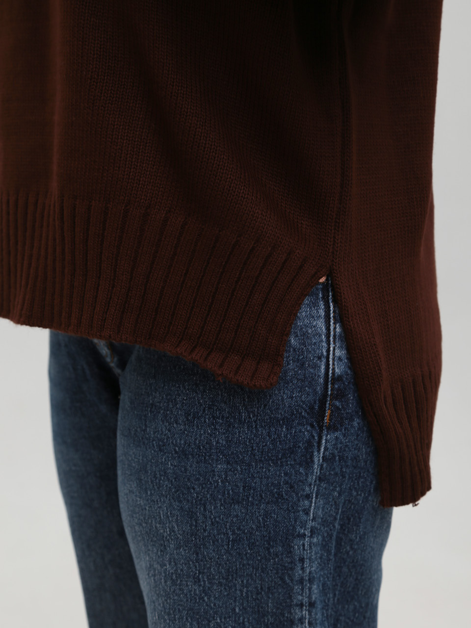 Свитер женский коричневый свободный с горлом 8555-9-Т