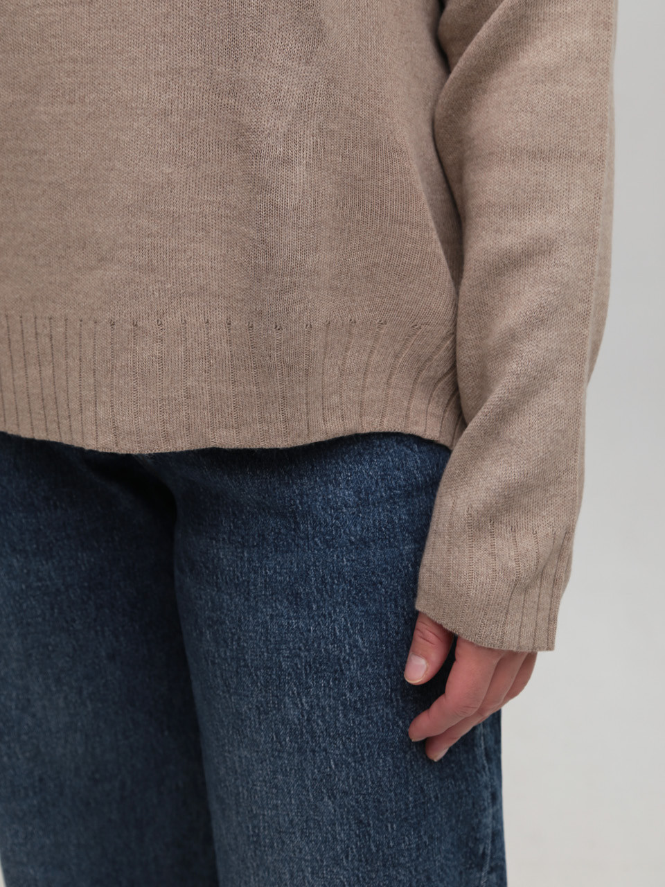 Светр жіночий бежевий вільний з горлом 10866-11