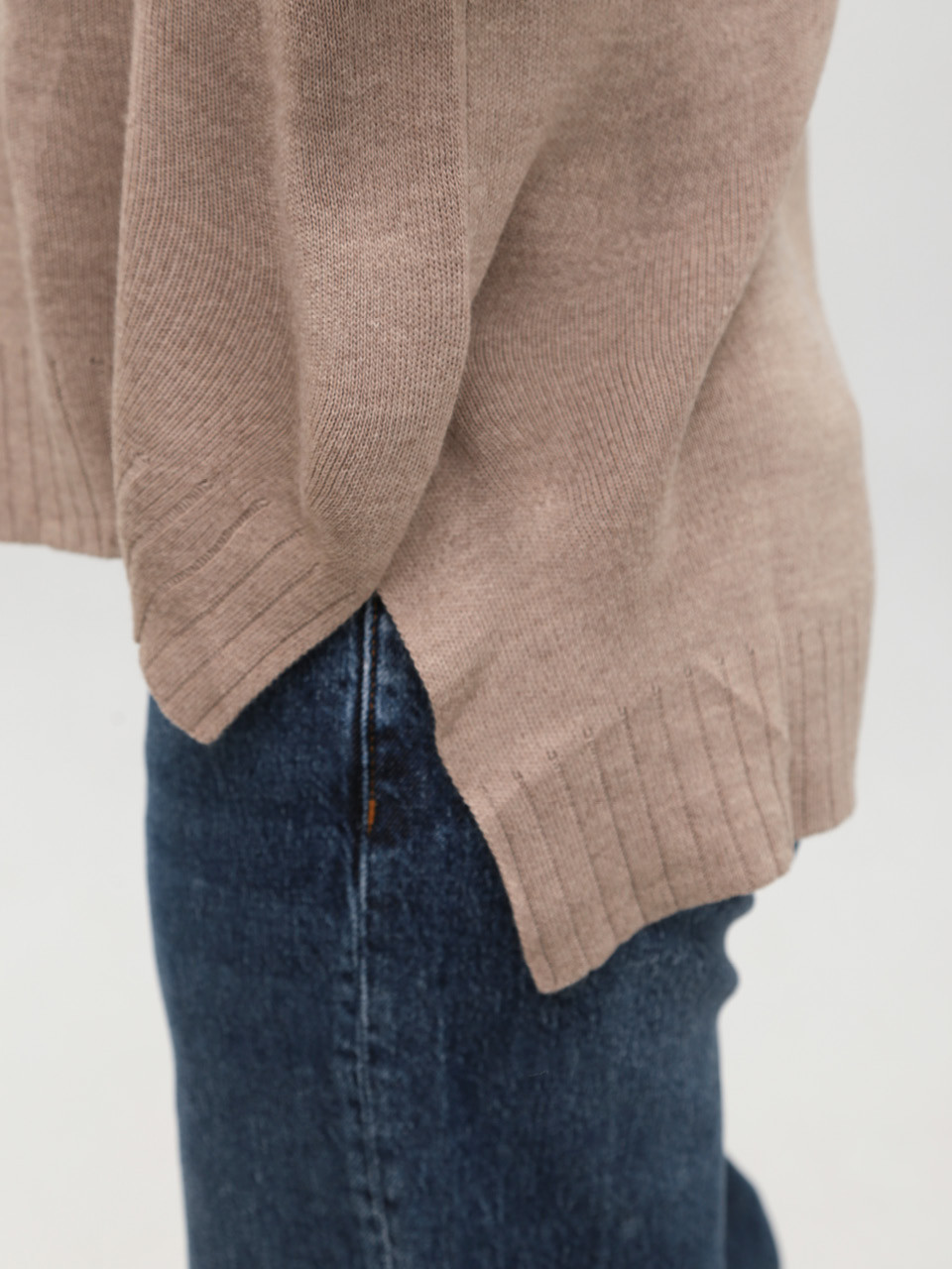 Светр жіночий бежевий вільний з горлом 10866-11