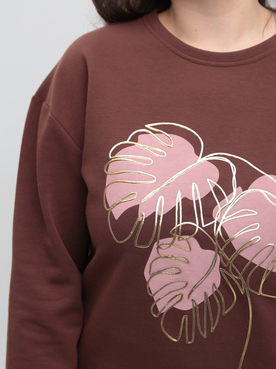 Жіночий лонгслів коричневий вільний з принтом 529-5