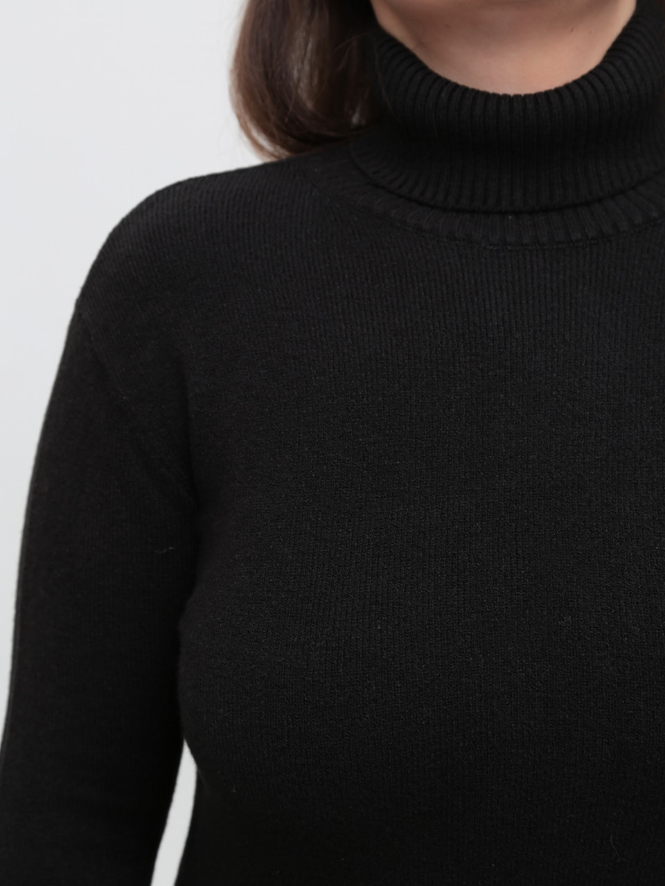 Свитер женский черный с горлом 0500-1