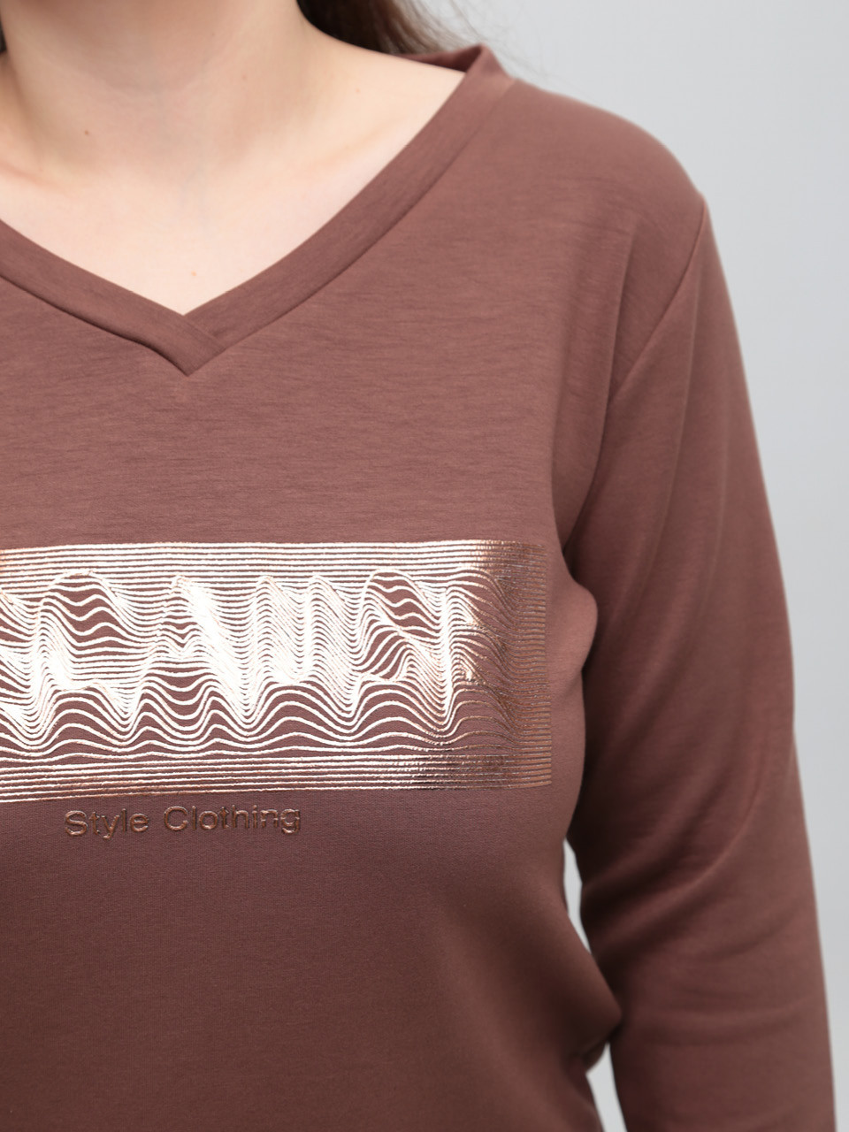 Жіночий лонгслів коричневий з принтом прямий з мисом 543-5-V