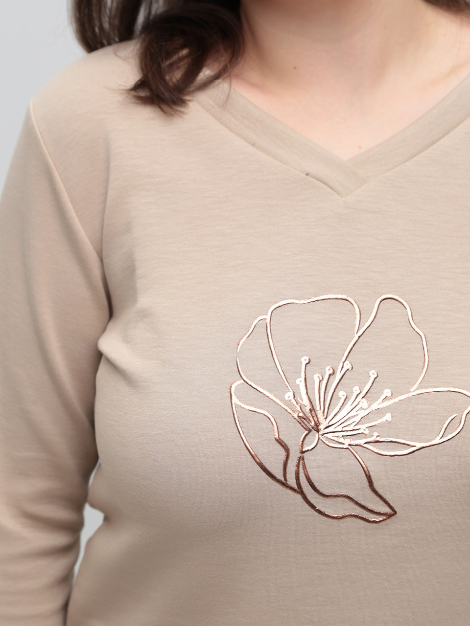 Жіночий лонгслів бежевий з принтом прямий з мисом 544-7