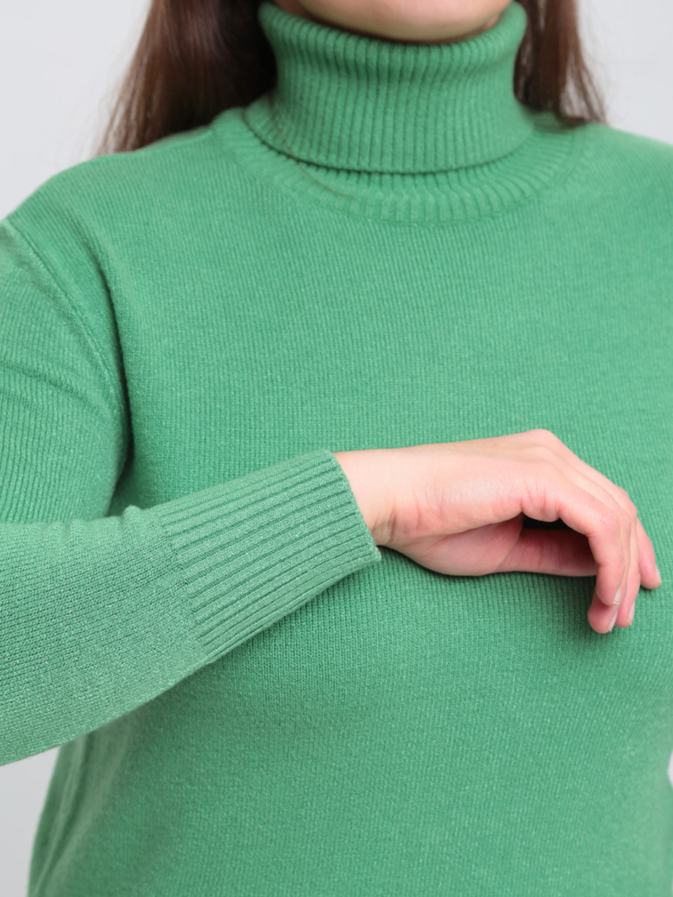 Свитер женский зеленый с горлом 0500-3