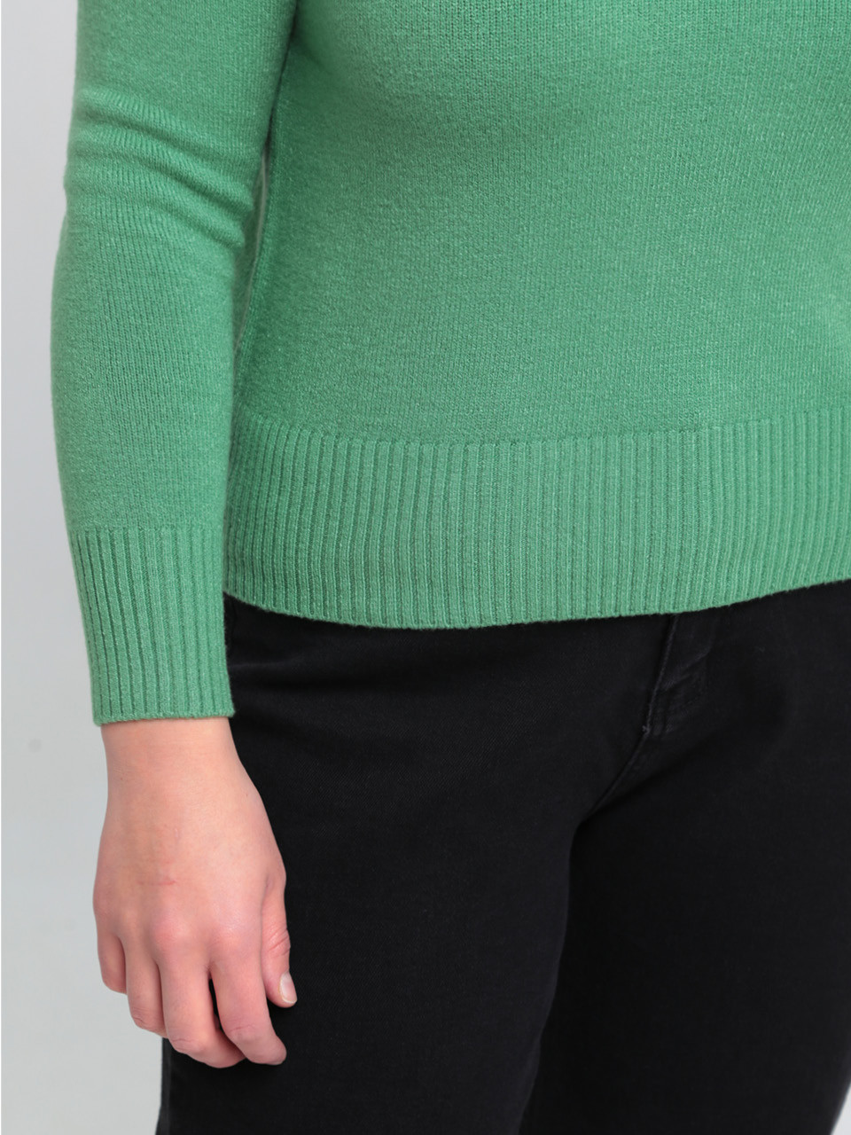 Свитер женский зеленый с горлом 0500-3