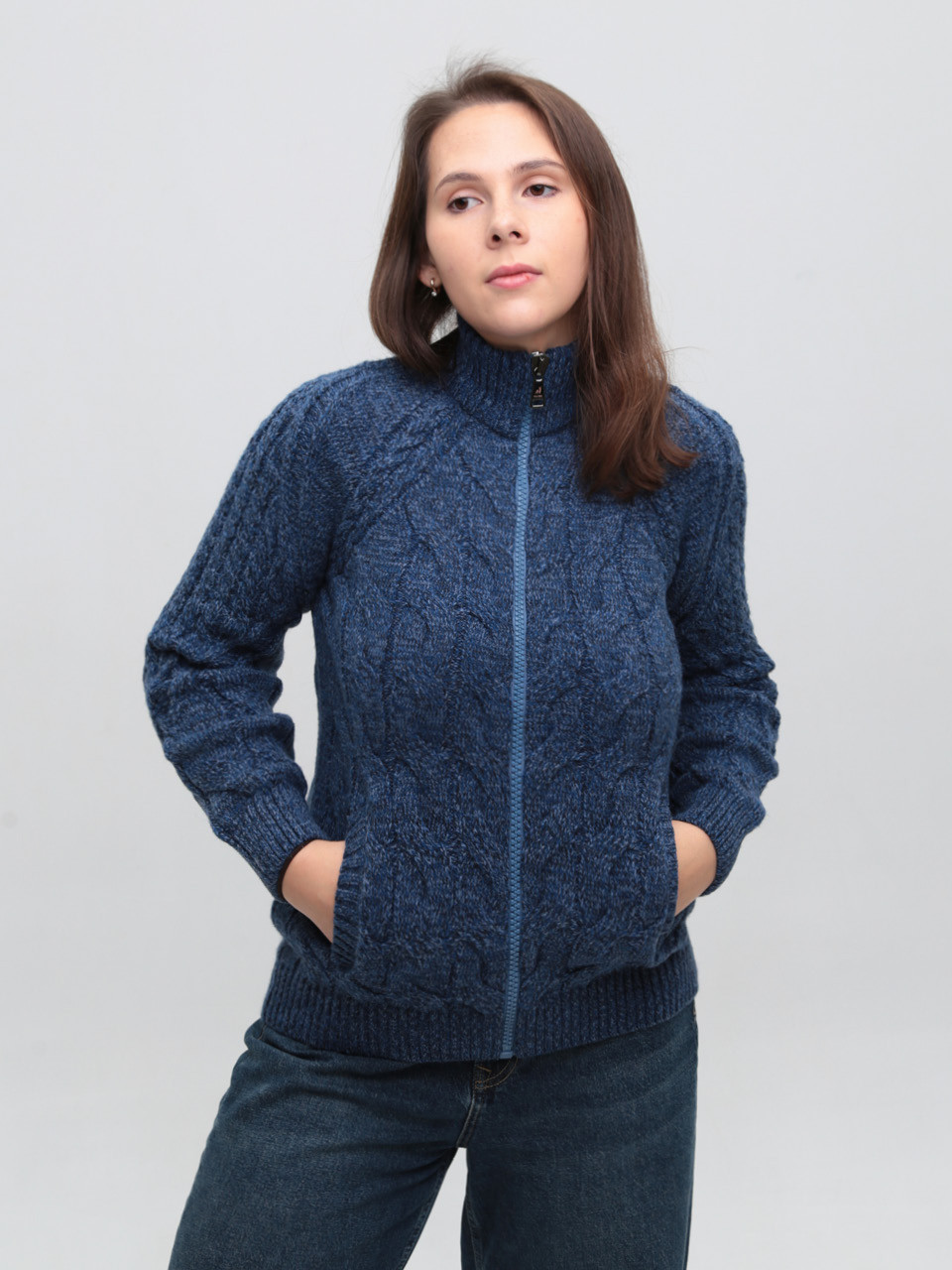 Свитер женский на молнии синий вязаный косами 130-282-2