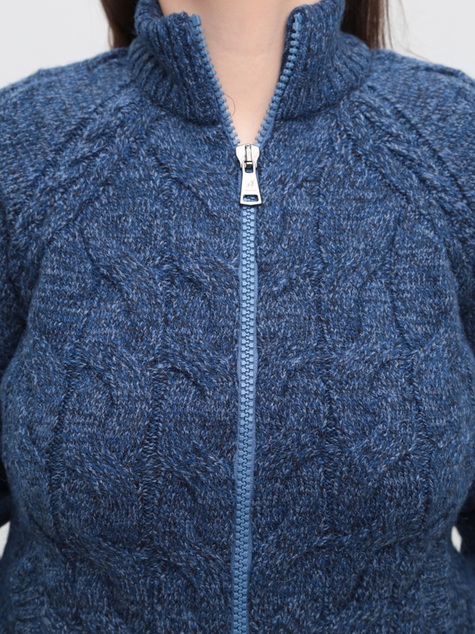 Свитер женский на молнии синий вязаный косами 130-282-2