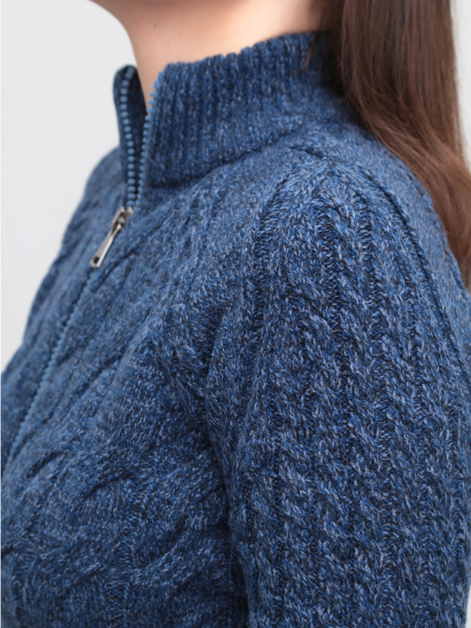 Свитер женский на молнии синий вязаный косами 130-282-2