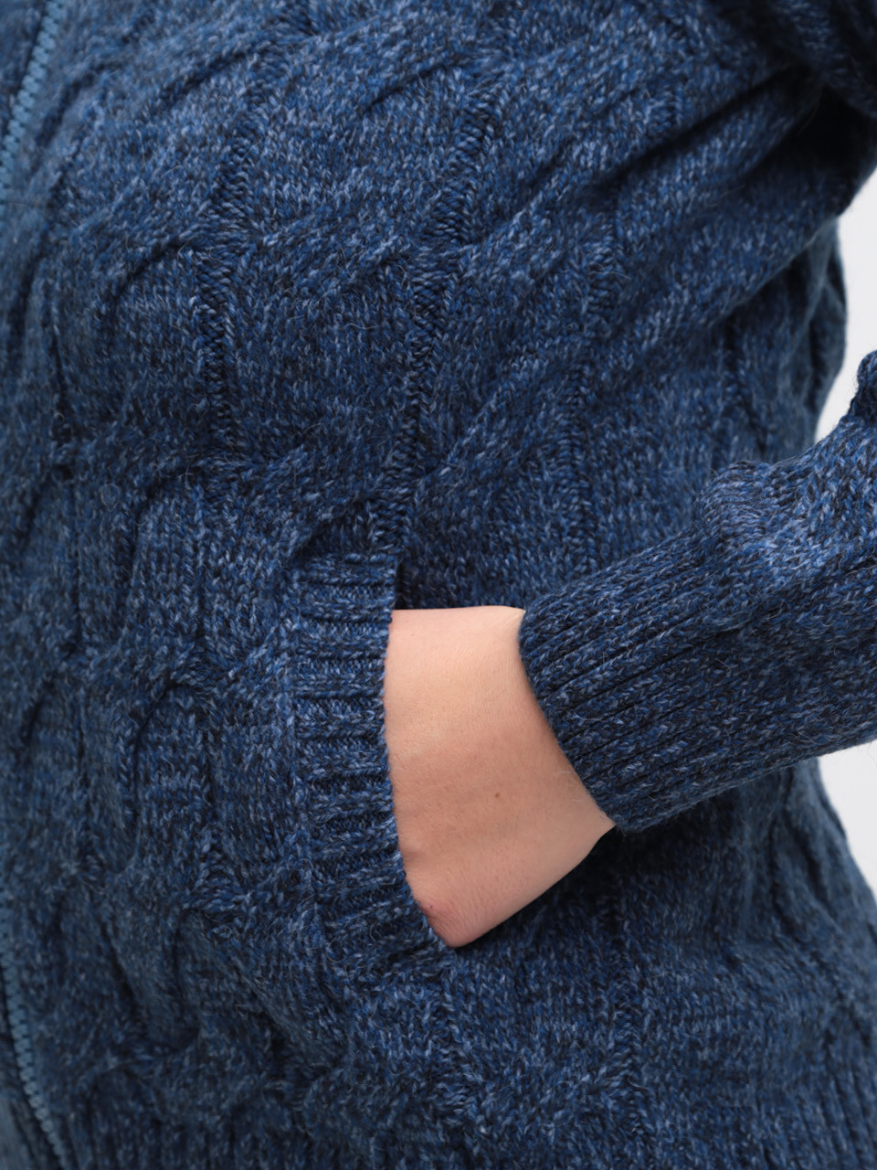 Свитер женский на молнии синий вязаный косами 130-282-2