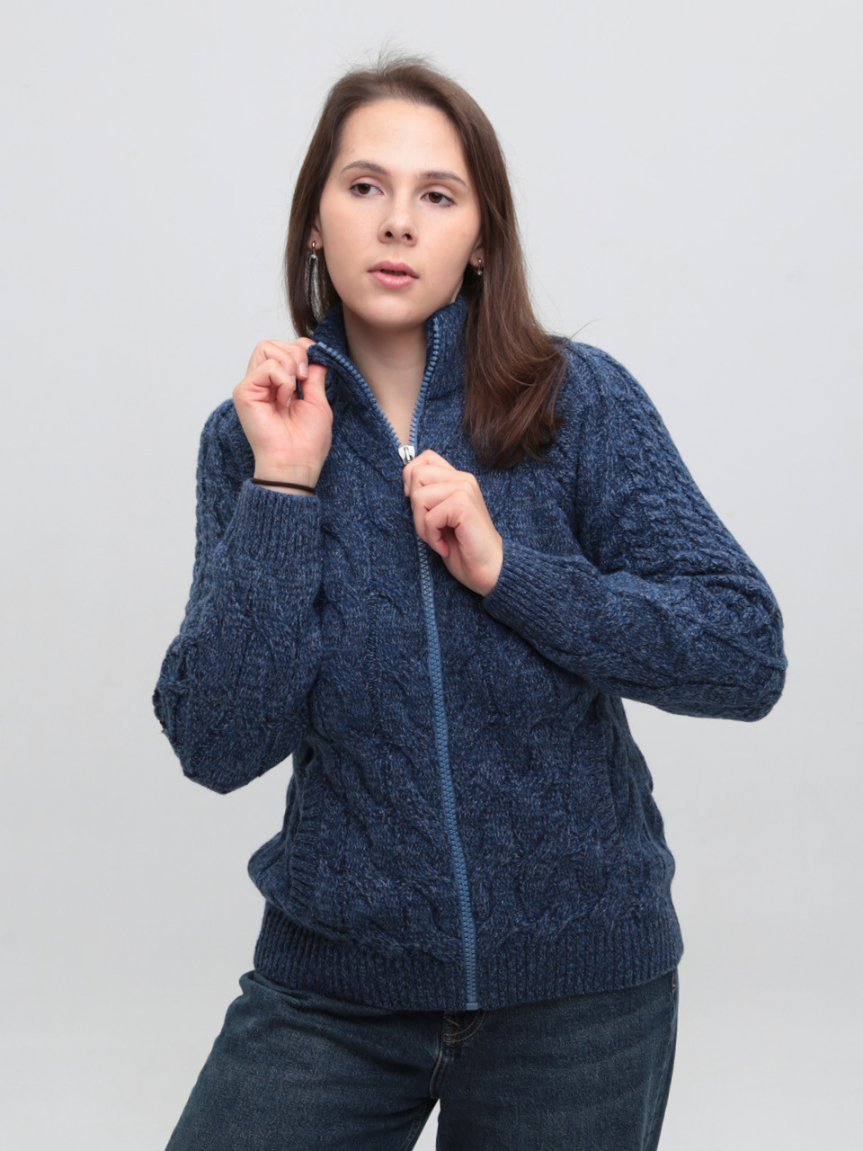 Свитер женский на молнии синий вязаный косами 130-282-2