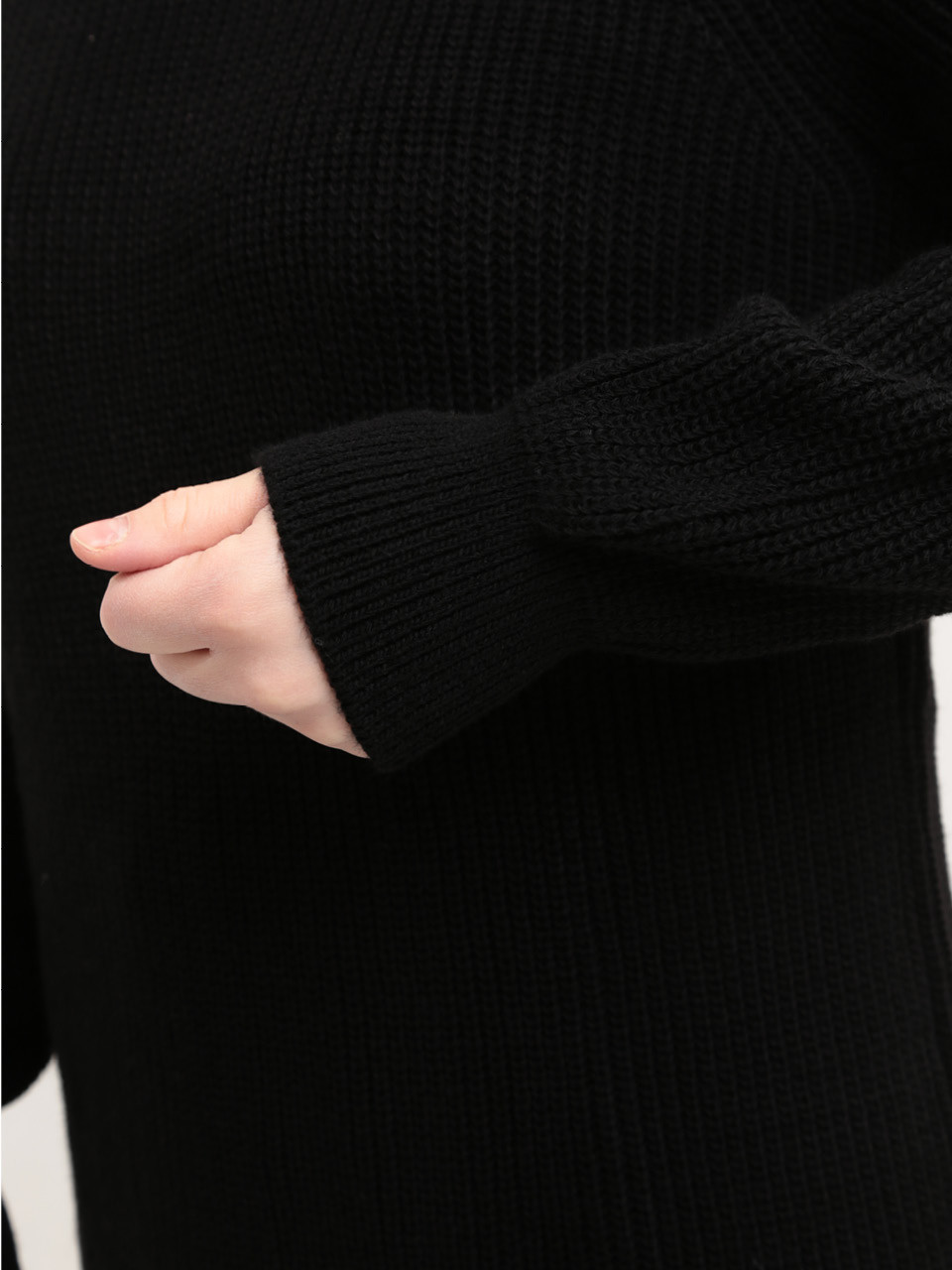 Светр жіночий чорний подовжений прямий 8031-1