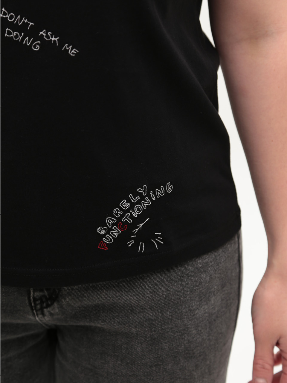 Жіноча футболка чорна пряма з принтом 51-2