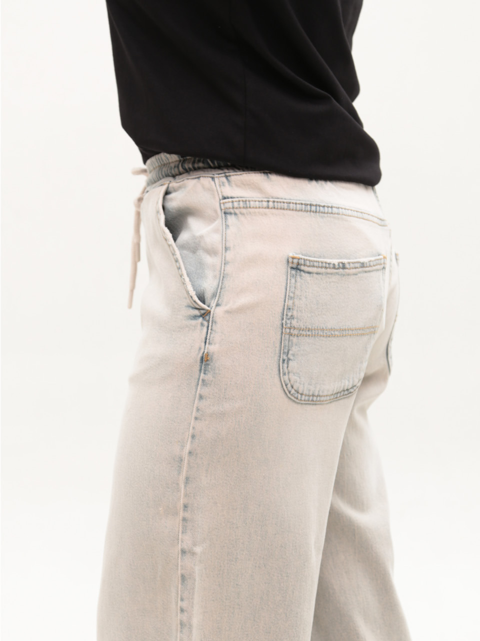 Джинсы женские джогеры светлые молочные пояс на резинке 52590