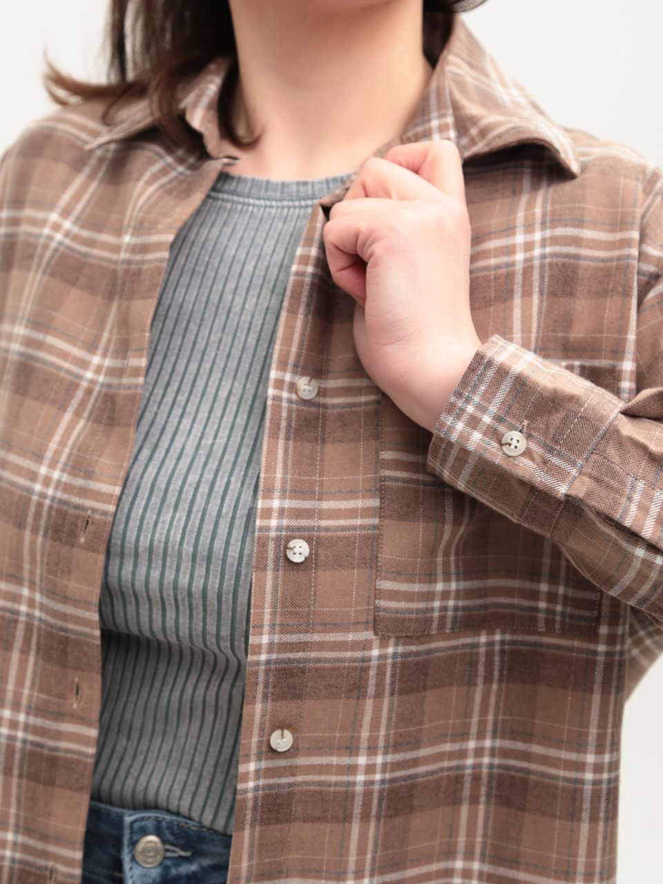 Рубашка женская коричневая в клетку тонкая 145-5