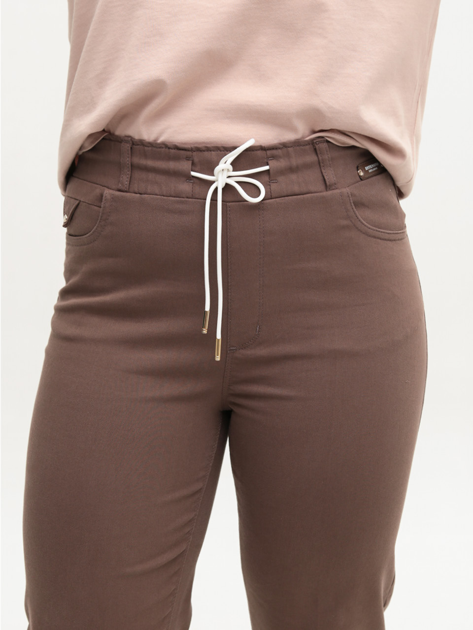 Брюки женские коричневые слим МОМ с резинкой на поясе 1808-5
