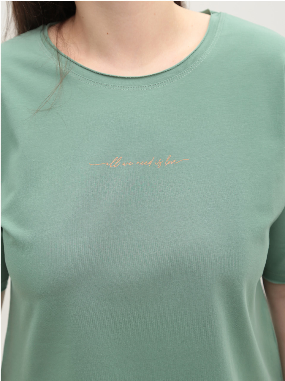 Футболка женская зеленая прямая с надписью  1835-13-T