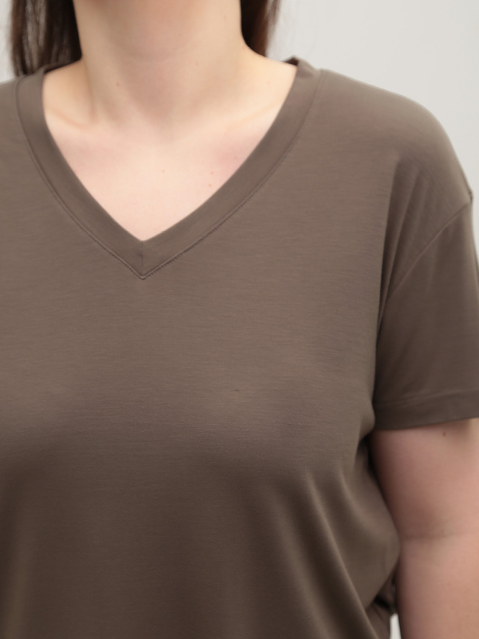 Футболка женская хаки тонкая с мысом свободная 21-09-V