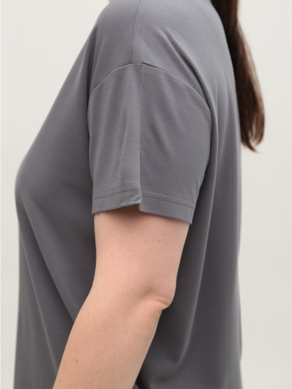 Футболка жіноча сіра тонка з мисом вільна 21-07-V