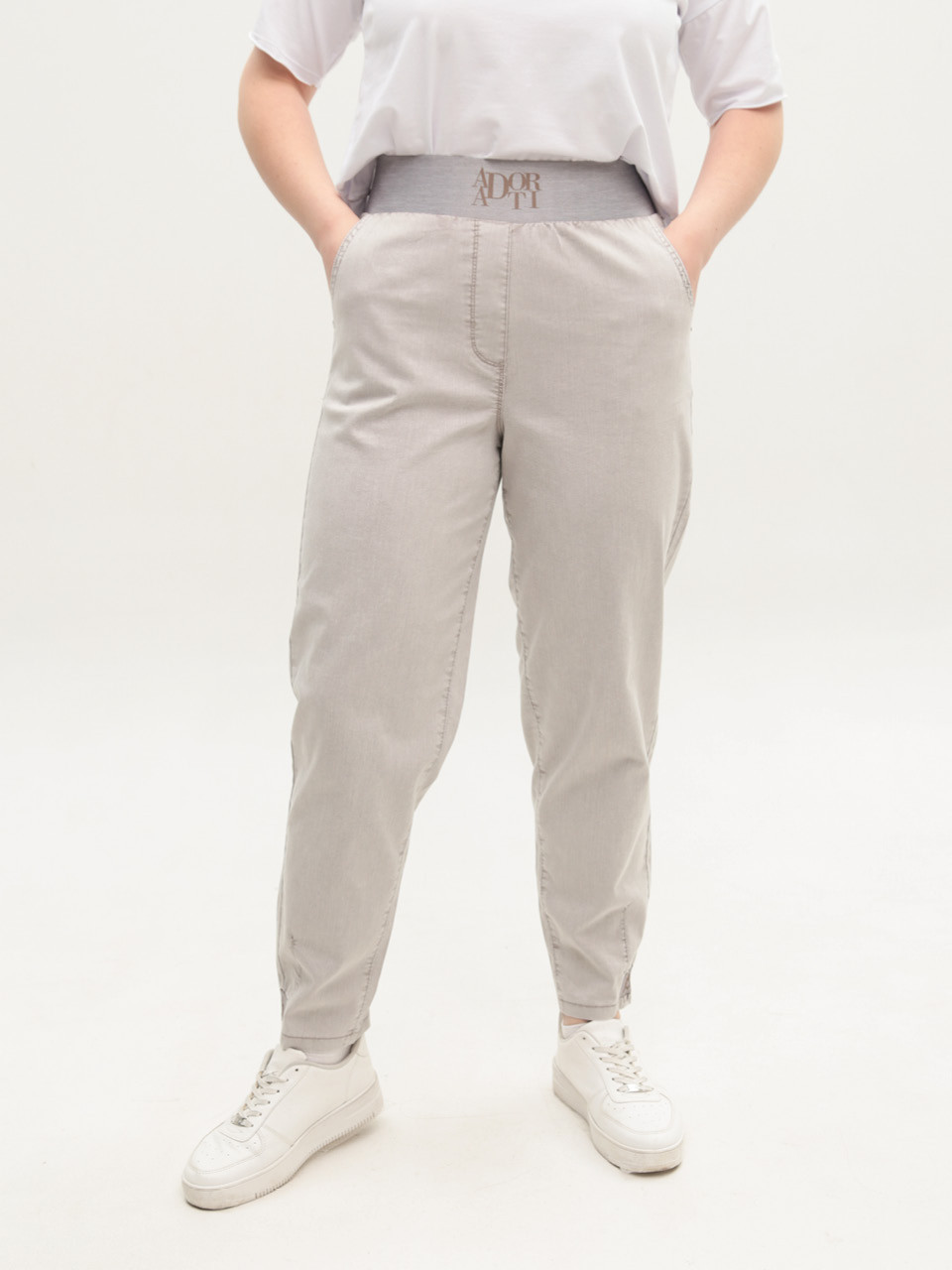 Джинсы женские тонкие светло-бежевые бананы на резинке 8040-B-1