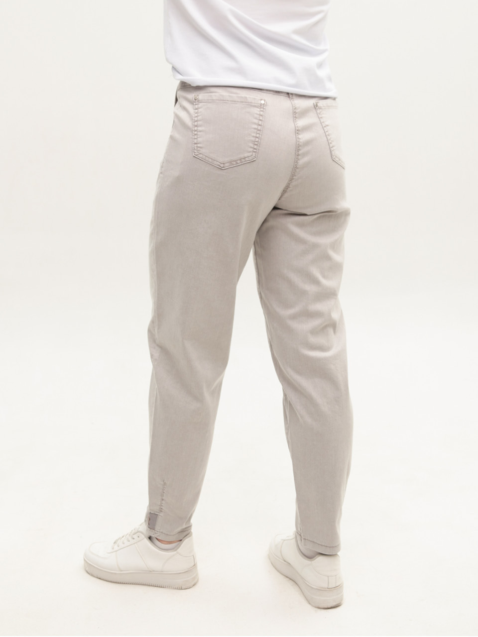 Джинсы женские тонкие светло-бежевые бананы на резинке 8040-B-1