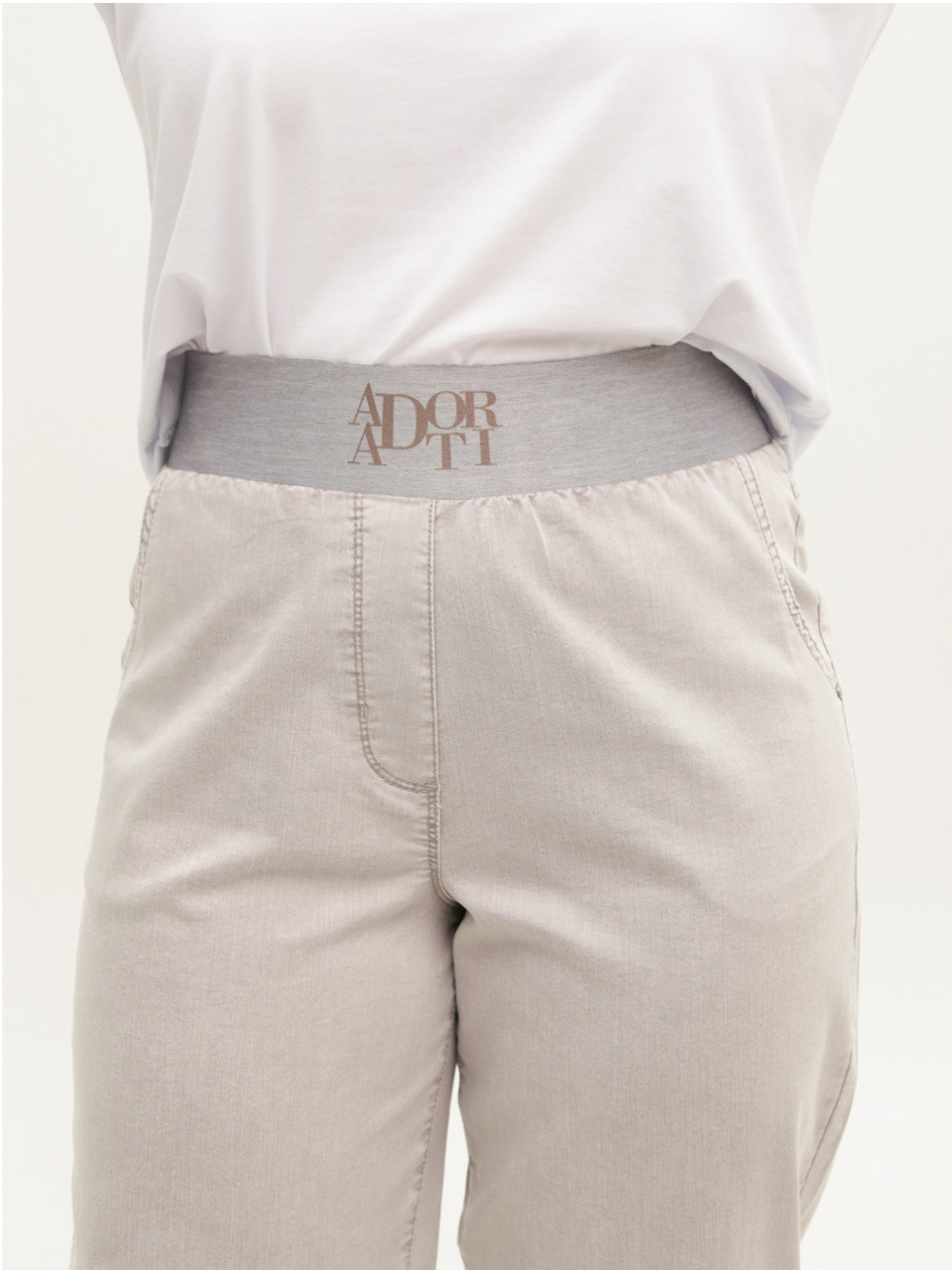 Джинсы женские тонкие светло-бежевые бананы на резинке 8040-B-1