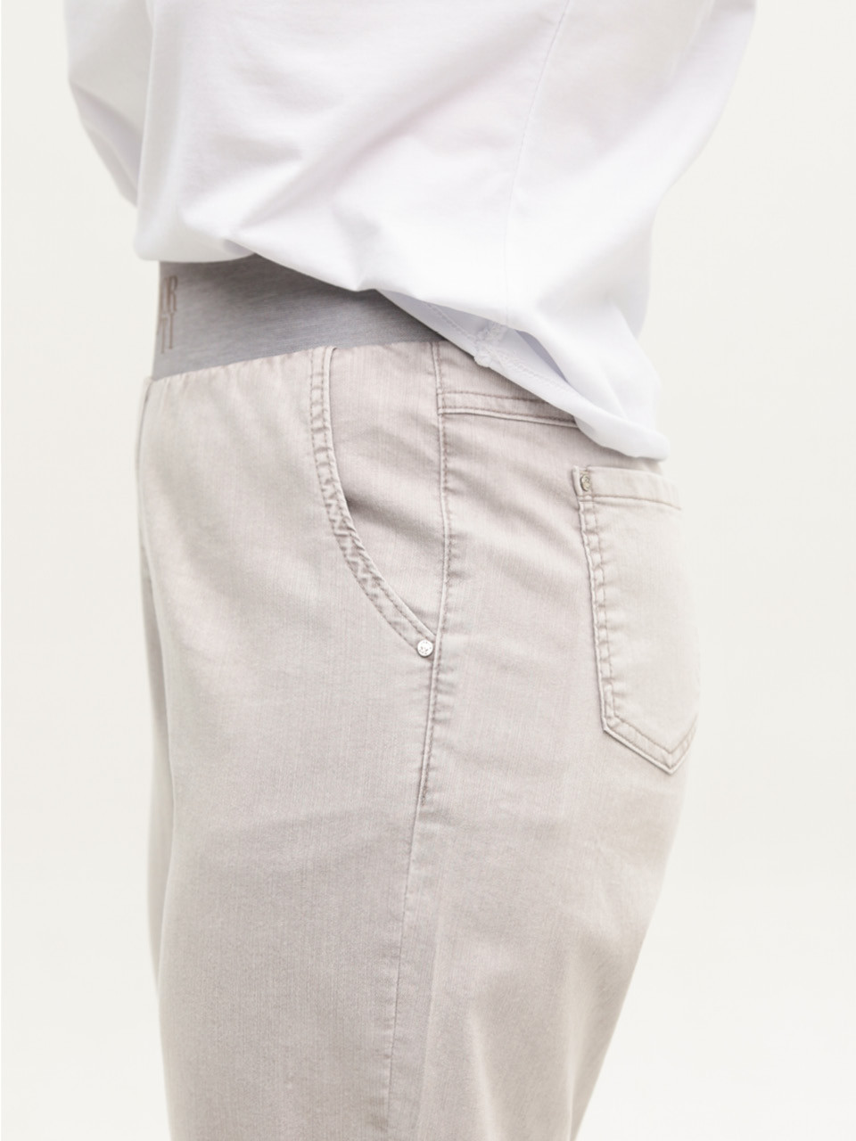 Джинсы женские тонкие светло-бежевые бананы на резинке 8040-B-1