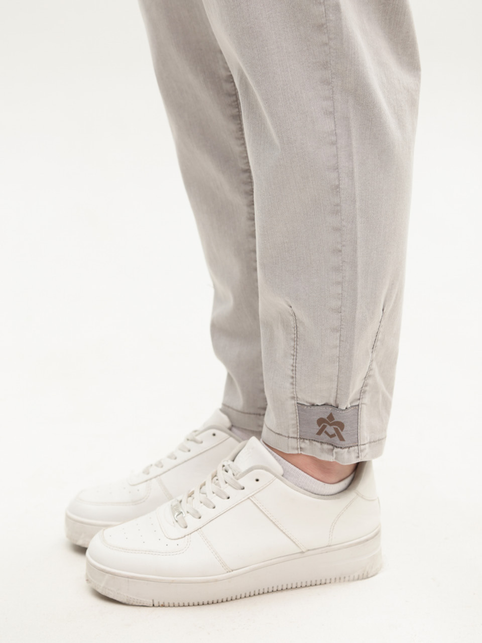 Джинсы женские тонкие светло-бежевые бананы на резинке 8040-B-1