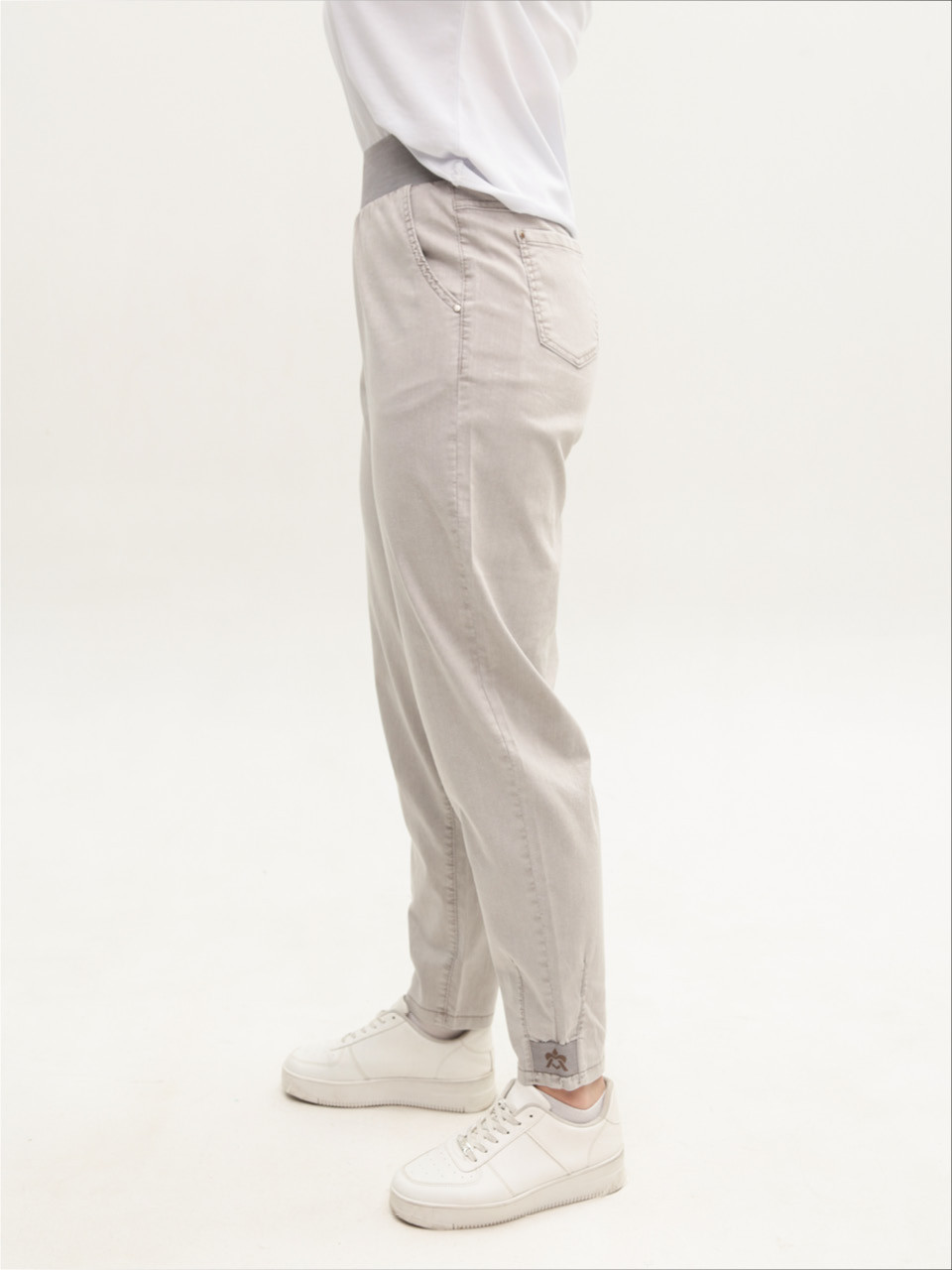 Джинсы женские тонкие светло-бежевые бананы на резинке 8040-B-1