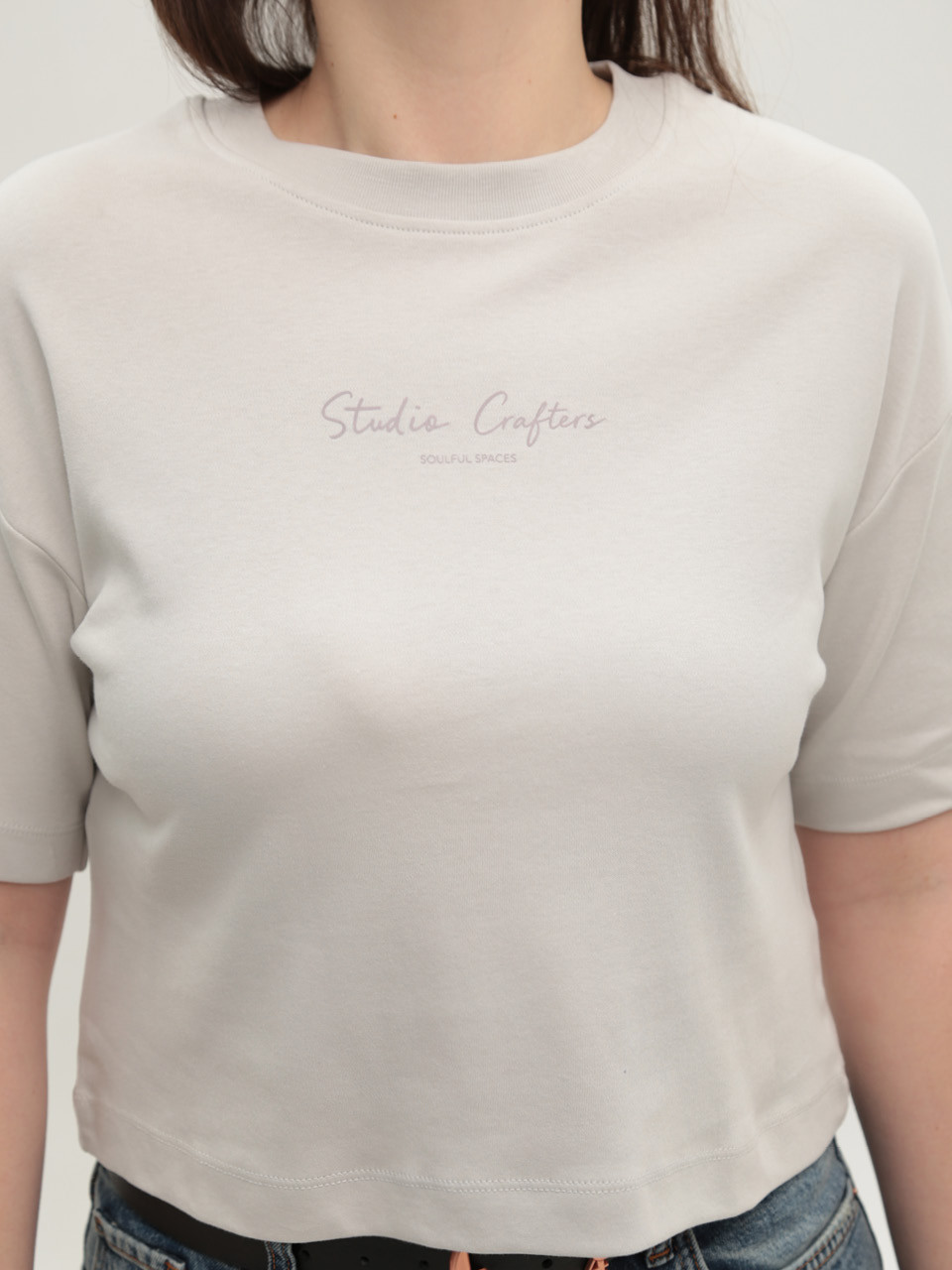 Футболка женская светло-серая укороченная 114-18